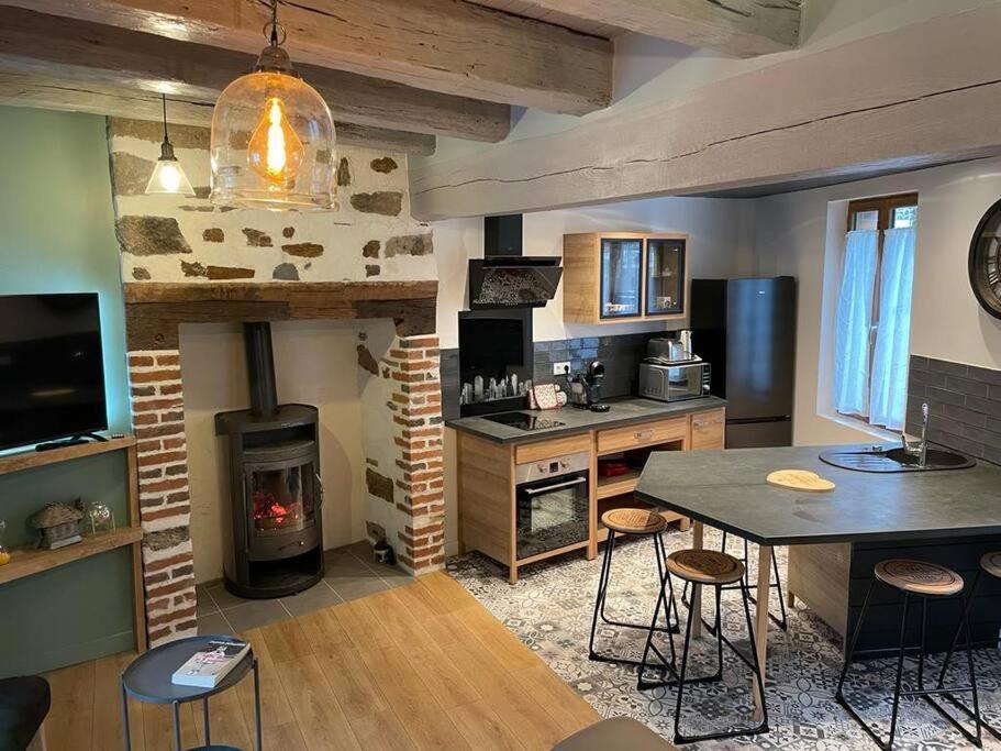 Maison De Village Avec Vue 4/5 Personnes Lou Rouchou Voutezac Exteriér fotografie